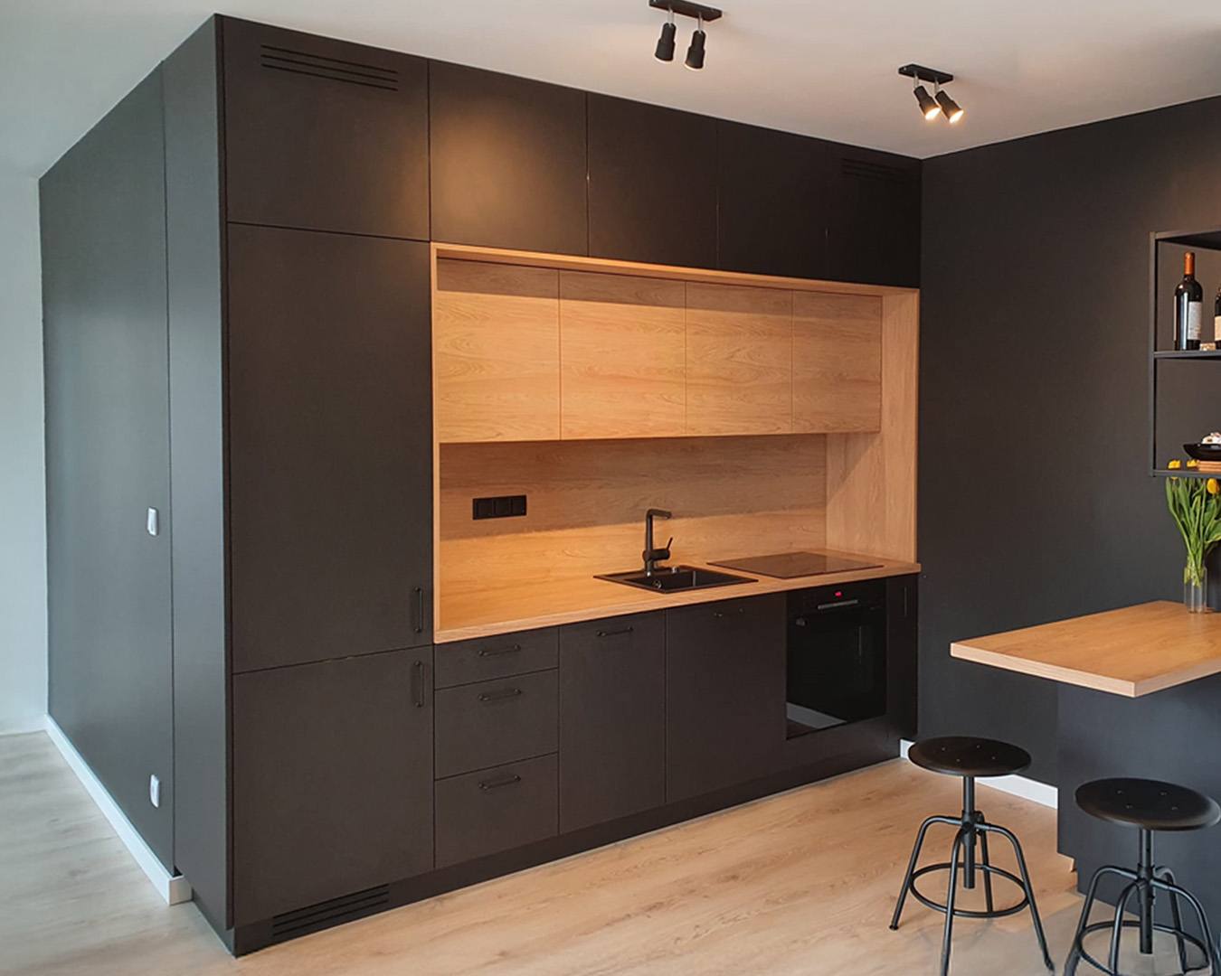 Czerń z dębową wnęką - Apartament
